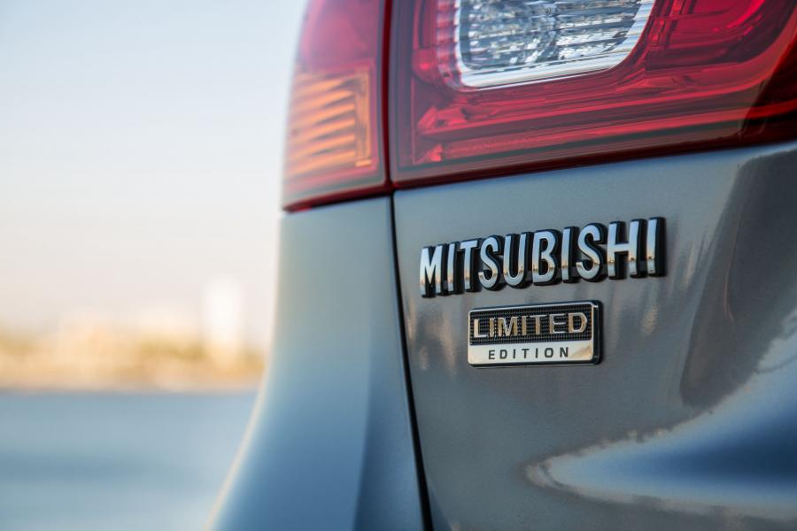 Логотип Mitsubishi Outlander Sport Limited Edition 2017 года  (фото 11 из 19)